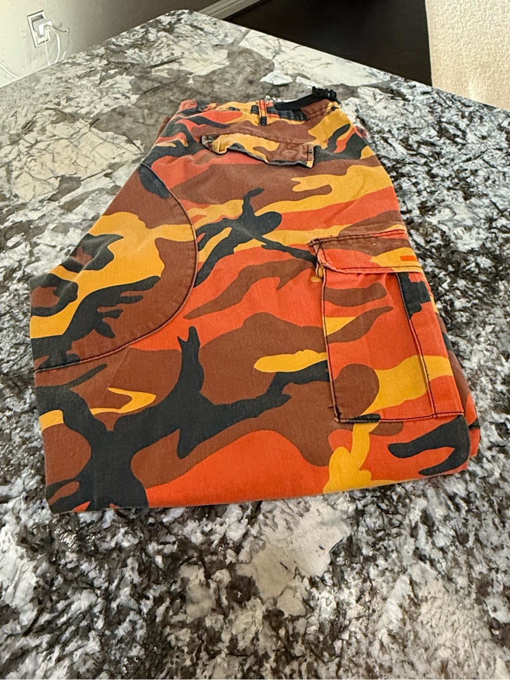 Men’s Orange Camo Cargo Shorts – Relaxed Fit – Excellent Condition